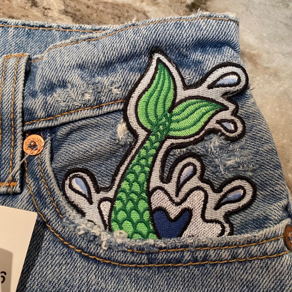 NEW women/junior Custom Levi’s shorts - Picture 2 of 8